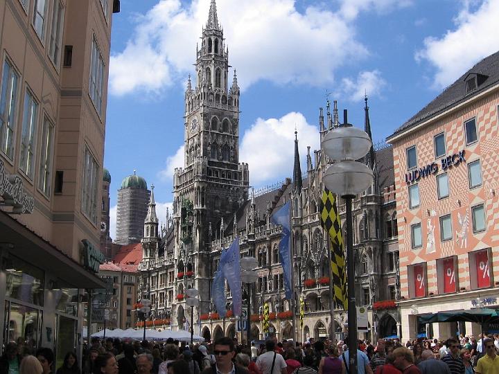 Muenchen 036.jpg - Überregional bekannte Veranstaltungen sind unter anderem die Opernfestspiele, das Filmfest und vor allem das Oktoberfest auf der Theresienwiese (Wiesn)